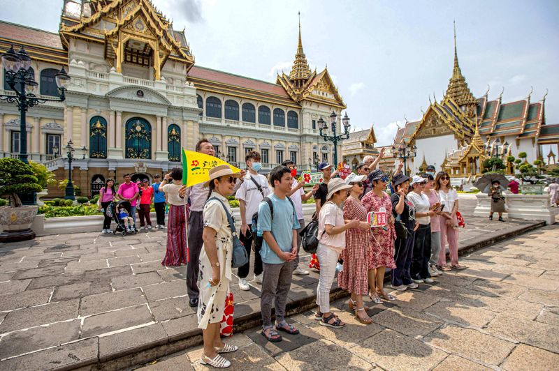 中國大陸一直是泰國旅遊業重要的客源地，疫情爆發前的2019年，泰國共接待約4000萬外國遊客，其中近三分之一就來自中國大陸。新華社