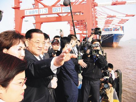 國民黨榮譽主席連戰在2006年參觀上海洋山港港區。記者林則宏／攝