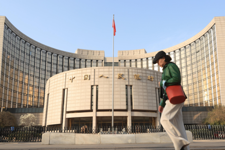中國人民銀行日前宣布，將於27日降低金融機構存款準備率0.25個百分點。本次下調後，大陸金融機構加權平均存款準備率約為7.6%。 (香港中通社）