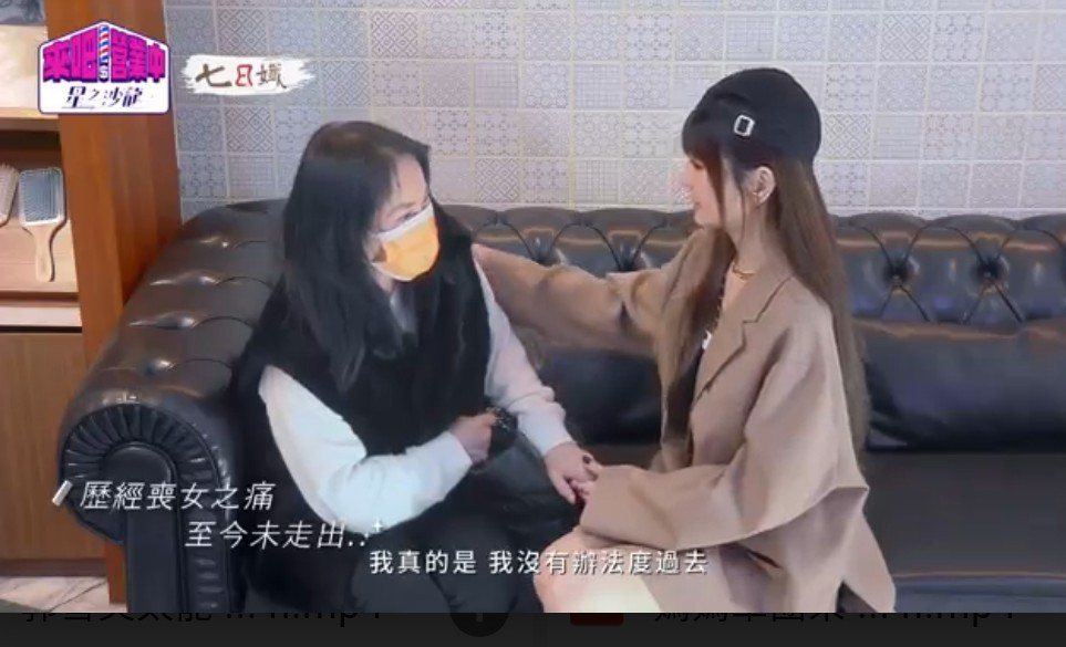 李亚萍（左）和谢金燕痛诉丧女之痛。图／TVBS提供