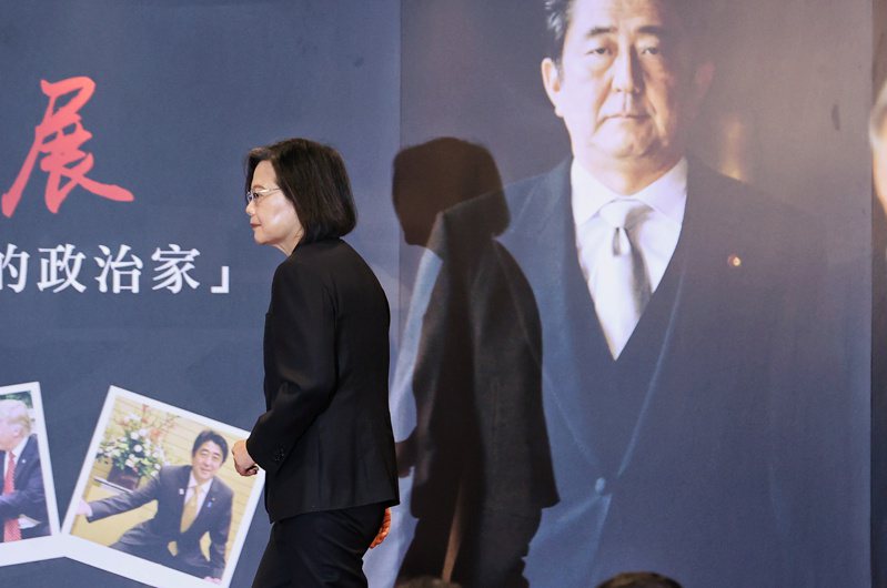 蔡英文總統上午出席日本前首相安倍晉三紀念影像展，感謝安倍對台灣付出。  記者曾原信／攝影