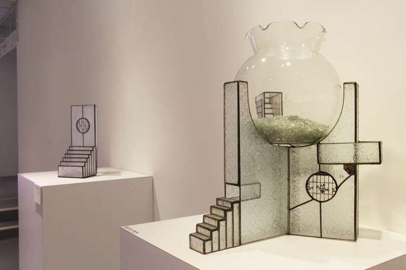 新竹市玻璃工藝博物館即日起展出「表面深度-穿越生活表象玻璃工藝展」，以玻璃「透明」特質策畫展覽，結合工藝與設計，精選多組玻工館典藏的工藝品及多位設計師的玻璃創作。圖／新竹市政府提供