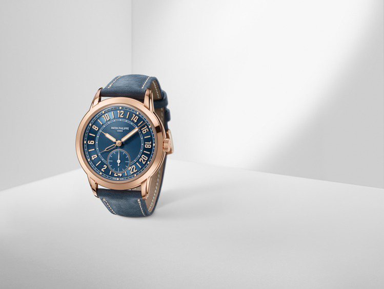 Calatrava編號5224R-001新款玫瑰金腕表，備有兩地時間雙時區及原創24小時顯示，搭載31-260 PS FUS 24H新款自動上鍊機芯，配藍色表面，167萬8,000元。圖／百達翡麗提供