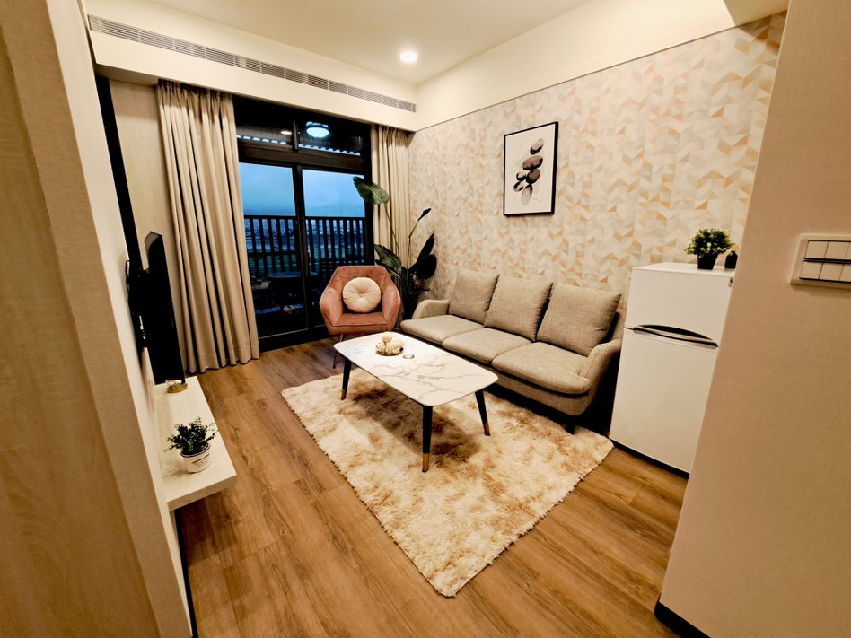 「青漾寓所」為全室精緻裝潢，家具、家電全包，搭配飯店式物業管理，租客只要一卡皮箱就能入住。麗寶集團提供