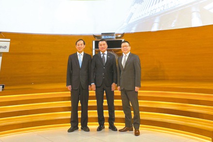 證期局長張振山（左）及證交所董事長林修銘（右）等率團拜訪新加坡交易所首席執行官羅文才等高層。證交所／提供