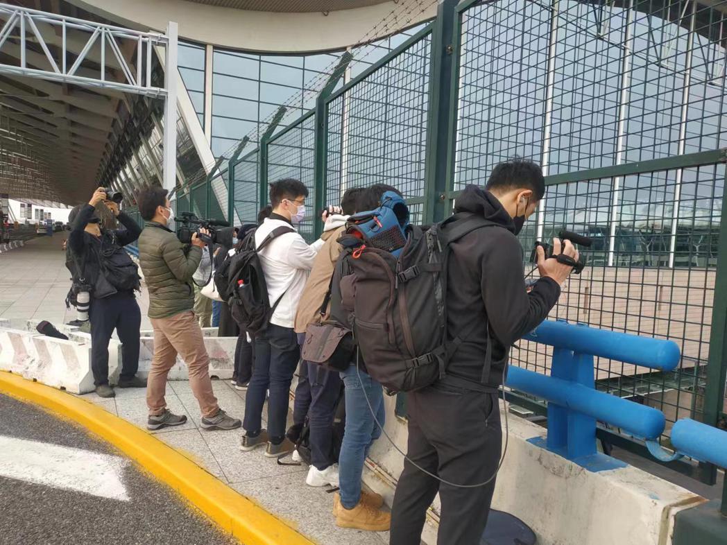 未能在隨行媒體名單的外媒，在上海浦東機場圍籬外，希望能等到馬前總統一行人的畫面。...