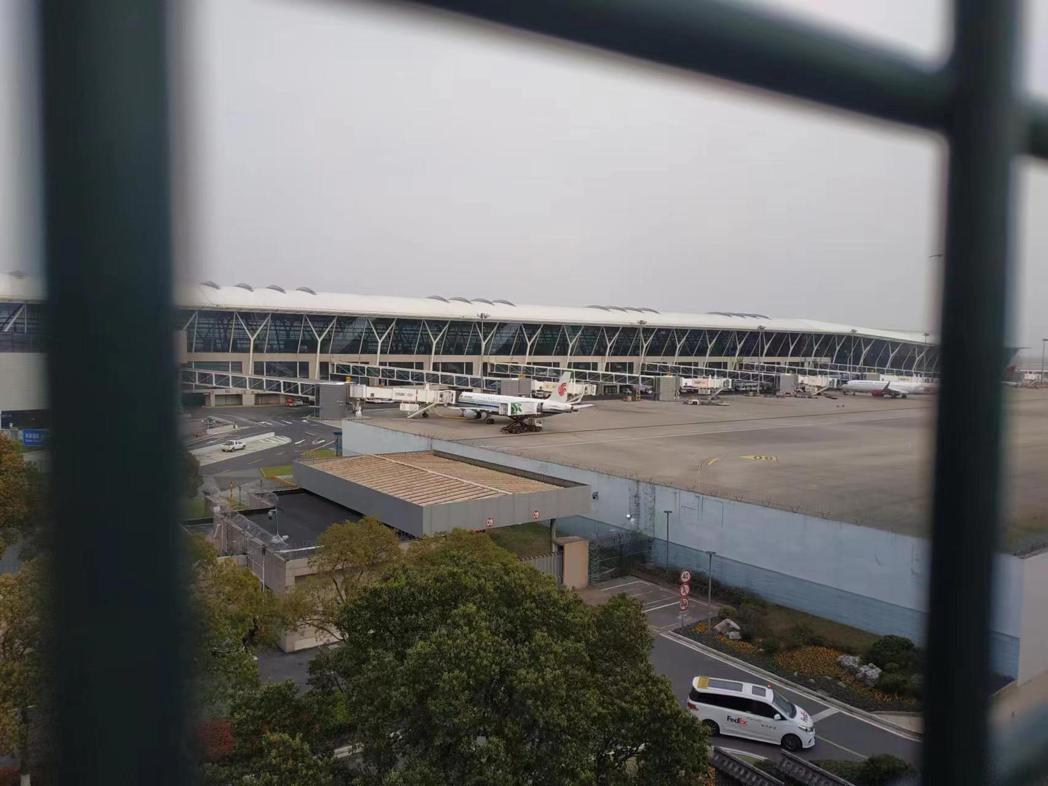 前總統馬英九班機於16時20分降落上海浦東機場，但在外圍難以拍攝到畫面。記者黃雅...