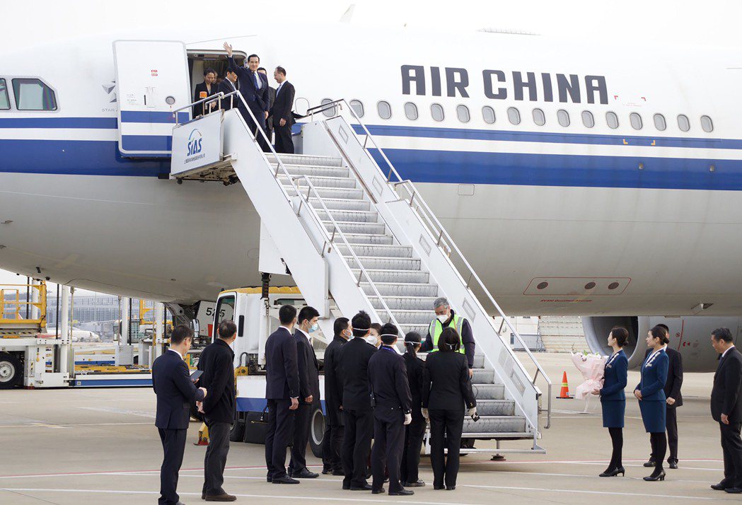 前總統馬英九27日搭乘大陸國航CA196班機抵達上海浦東機場。他步出艙門後向現場...