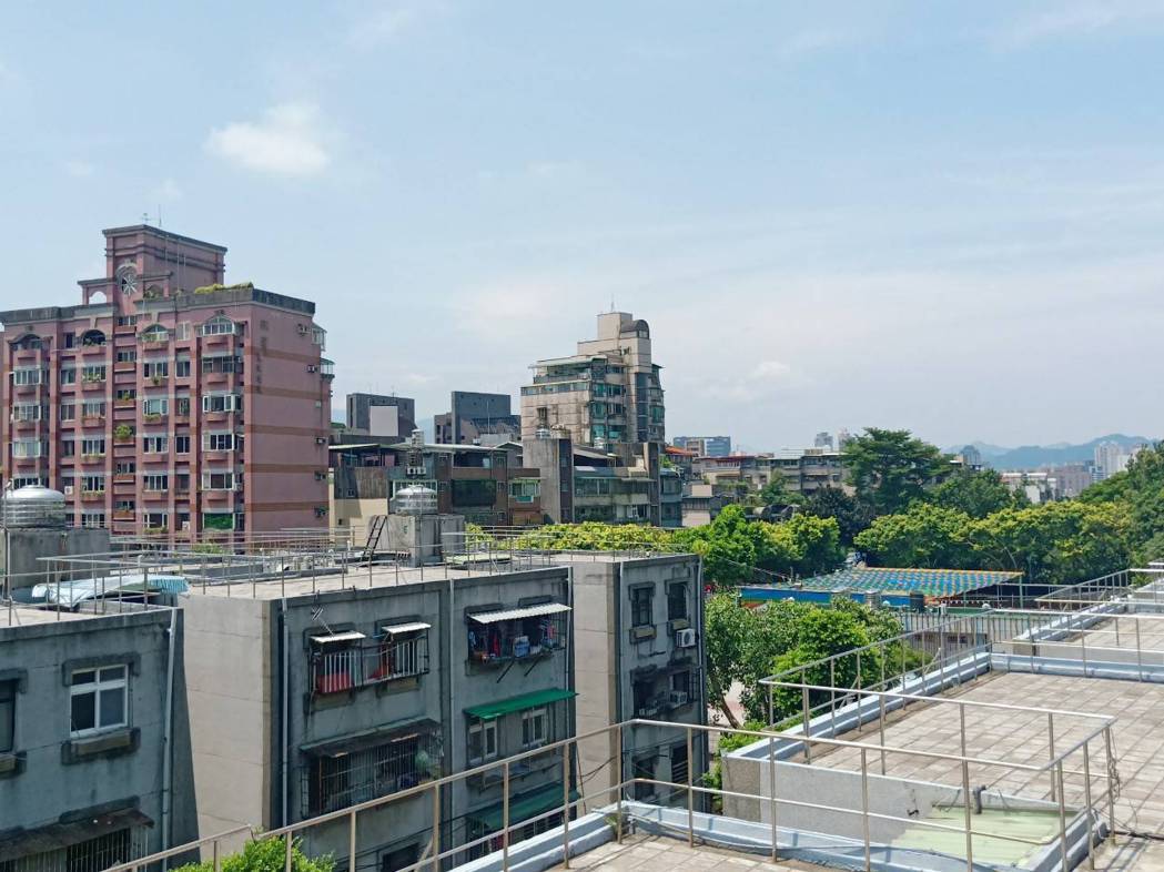 位於台北市文山區的「安康平宅」是台北市政府為扶助弱勢脫離貧窮、解決居住問題所興建...
