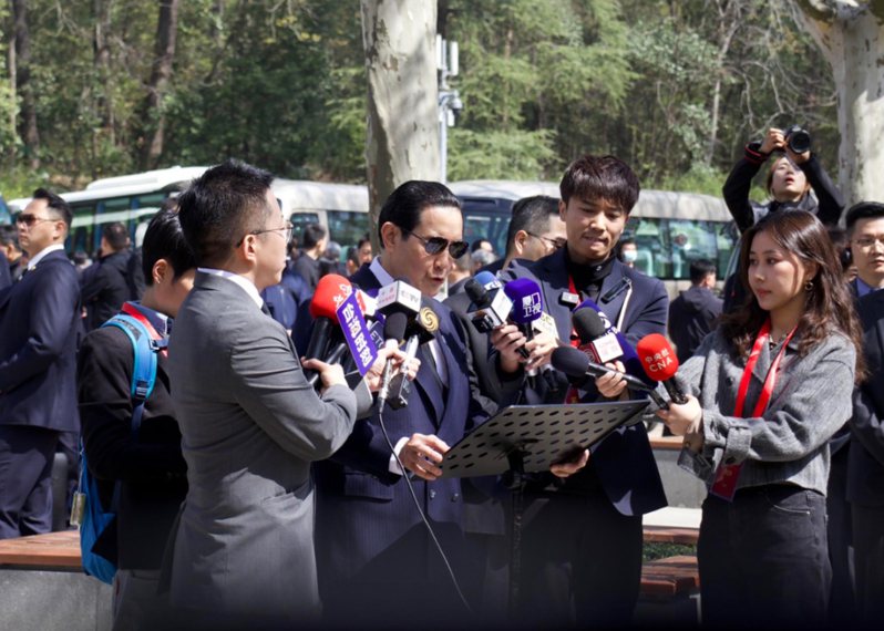 前總統馬英九在結束孫中山紀念館的行程後發表公開講話，並接受聯訪。中央社