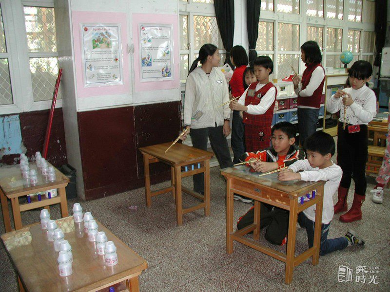 九份國小小朋友自製童玩「竹槍」並舉行射擊比賽。圖／聯合報系資料照（2000/11/25　胡健蘭攝影）