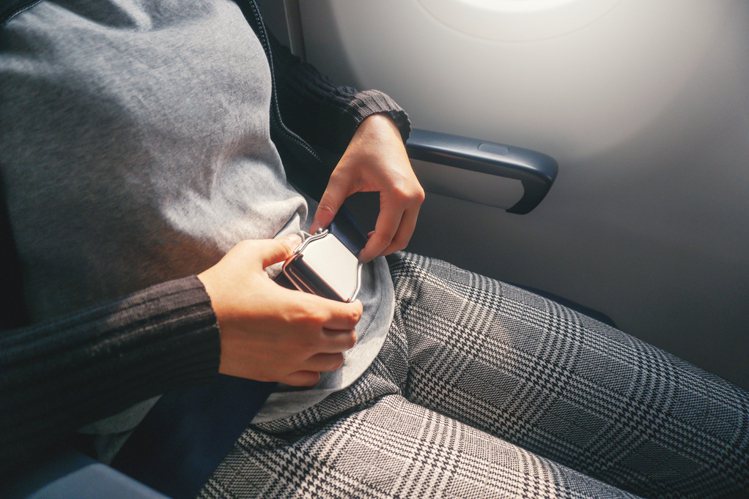 在搭機時應繫好安全帶，並避免穿著緊身褲等人造纖維材質的衣物。示意圖／ingimage