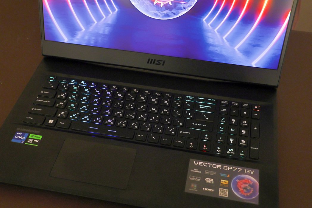 SteelSeries單鍵RGB電競鍵盤，另有數字獨立鍵。 彭子豪／攝影