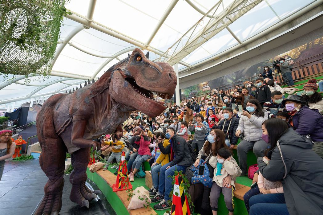 宏匯廣場4/4舉辦全台唯一恐龍互動秀真實上演，預期吸引眾多家庭客朝聖。業者/提供