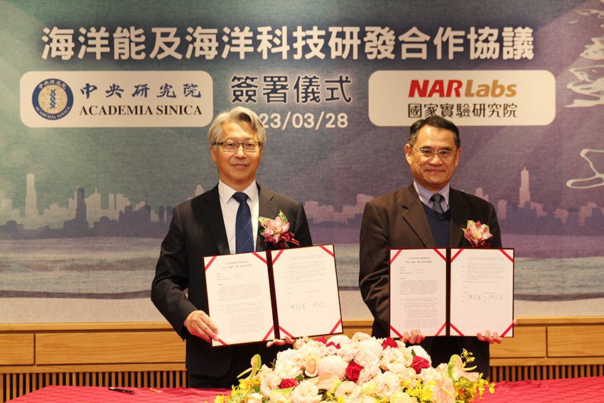 國研院院長林法正(右)與中研院院長廖俊智簽署合作協議。 國研院/提供