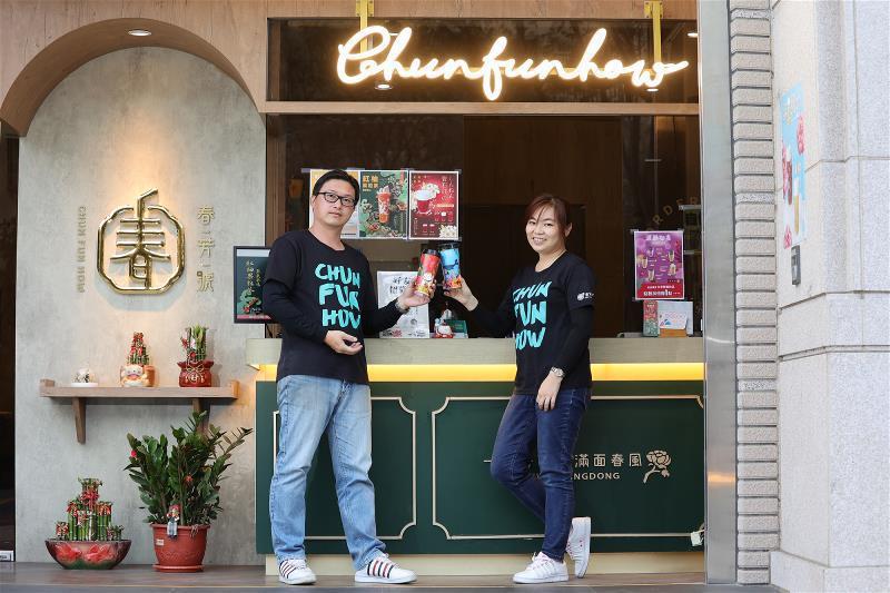 林峻丞（左）和李冠璇（右）創辦春芳號之初，便以想讓全世界喝到台灣精緻手搖飲為企圖心，致力讓品牌走得更遠。