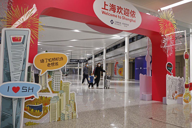 上海虹橋機場恢復國際、港澳台航線。 機場方面製作牌樓和廣告招牌準備迎接旅客。（中新社）