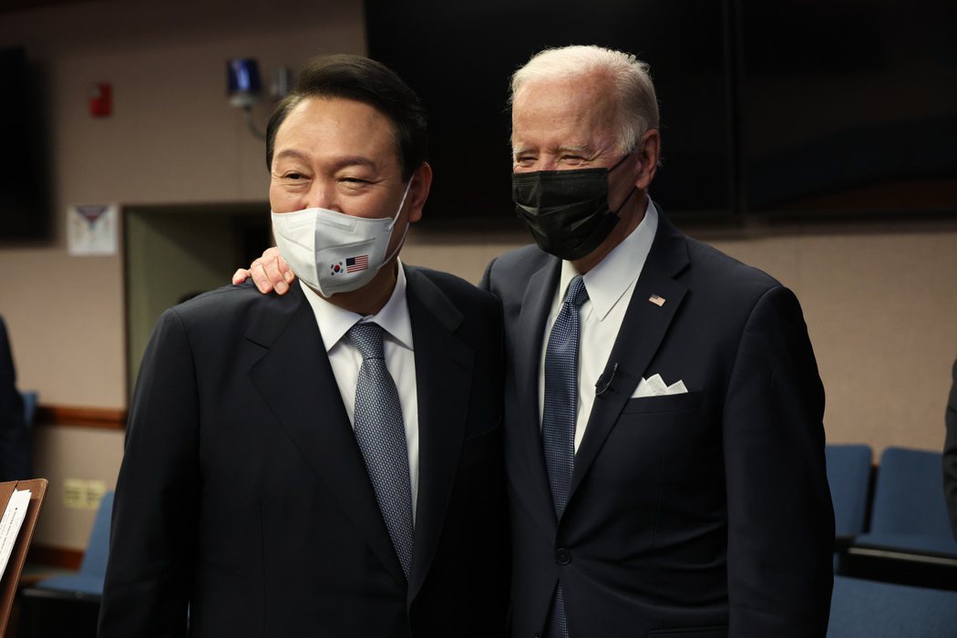 南韓總統尹錫悅（圖左）4月底將赴美進行國是訪問並與美國總統拜登（圖右）見面。歐新...