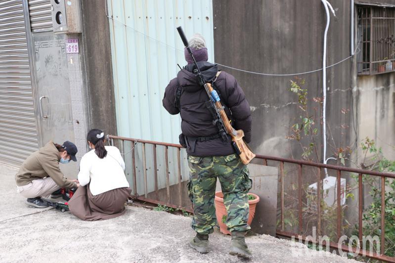 昨天一名佩帶獵槍的男子聲稱接到新竹縣農業處的委外任務。記者陳正興／攝影
