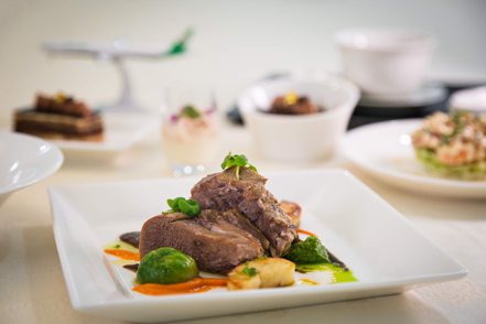 旅客搭乘台北出發前往洛杉磯、紐約及米蘭航班，可享用四度獲得米其林一星餐廳榮譽的Paul Lee李皞主廚所設計的創新義式料理。長榮航空提供
