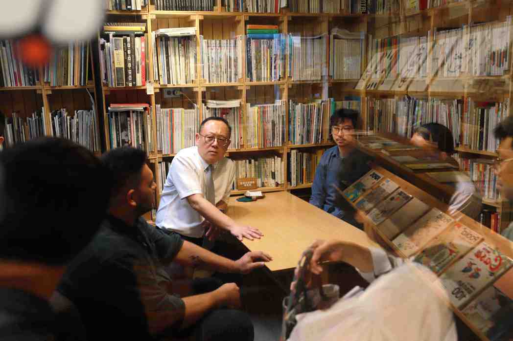 文化部長史哲(中)於佔空間Artqpie與台中獨立書店業者座談。圖／文化部提供
