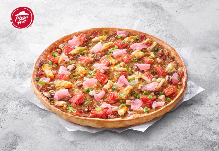 「必勝客」自即日起全新推出「櫻滿開 納豆海鮮丼比薩」。圖／必勝客提供