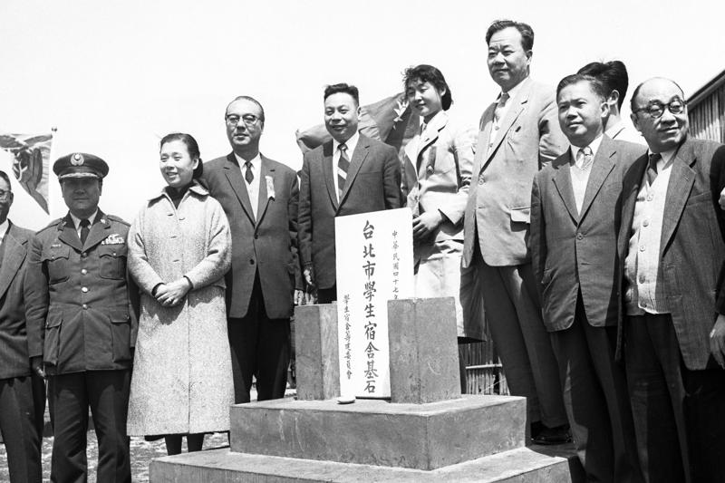 1958年3月29日，台北市學生宿舍奠基典禮，由市長黃啟瑞（左三）及蔣經國（左四）等主持。圖／聯合報系資料照片