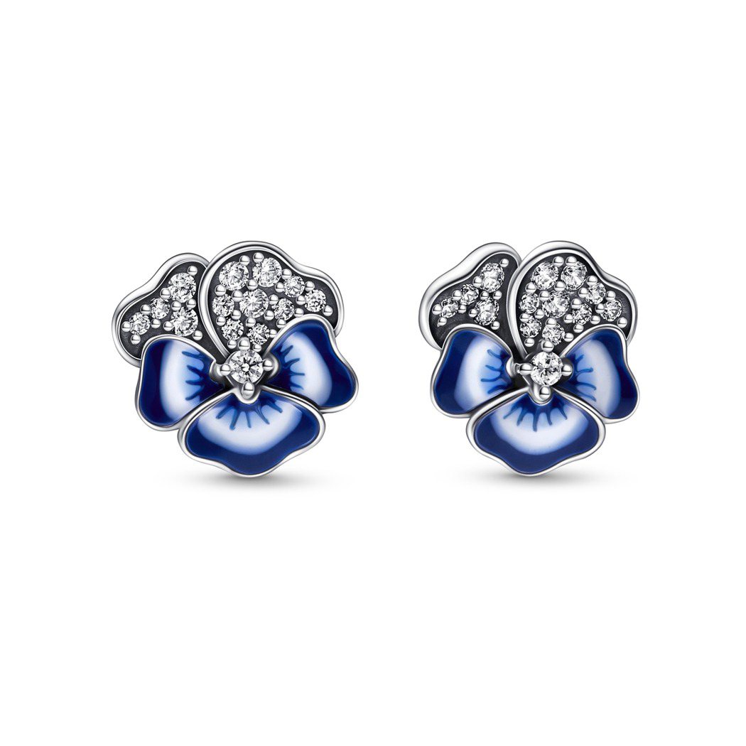 Pandora彩藍三色堇針式耳環，2,480元。圖／Pandora提供