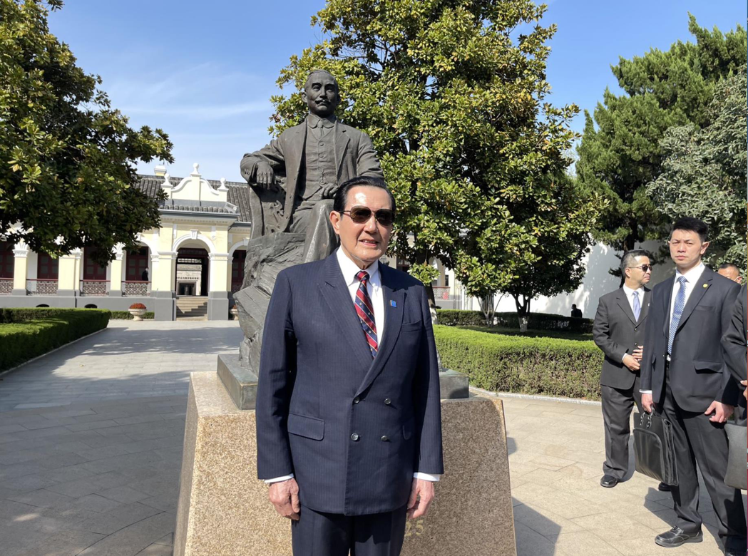 在參訪南京總統府前的孫中山銅像，馬前總統說：「這個一定要留影」。記者賴錦宏/攝影