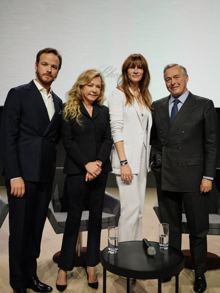 （由左至右）男演員Alexandre Kouchner、蕭邦聯合總裁Karl-Friedrich與Caroline Scheufele、蕭邦品牌大使茱莉亞羅勃茲，出席2023年3月27日於日內瓦舉行的鐘表與奇蹟表展。圖／蕭邦提供
