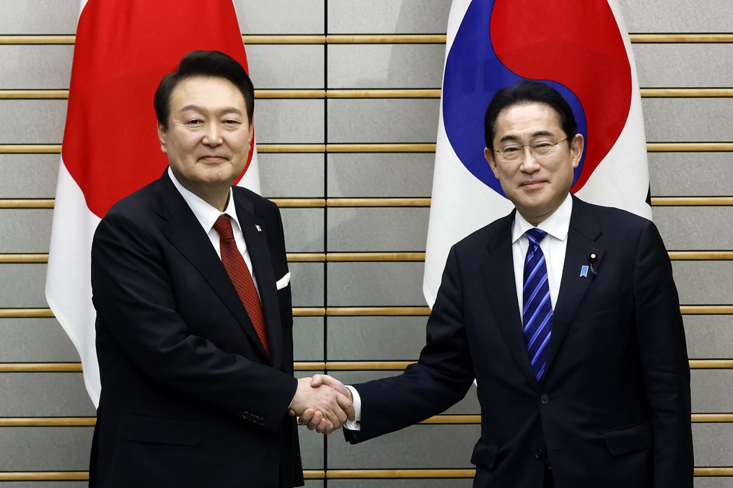 南韓總統尹錫悅（左）3月16日至東京與日本首相岸田文雄舉行峰會，修補兩國關係。美...