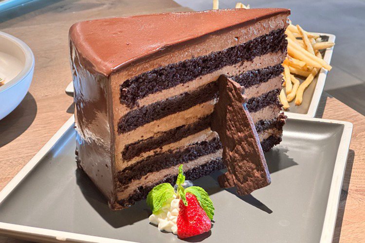 巨大巧克力蛋糕520元。記者高婉珮／攝影。