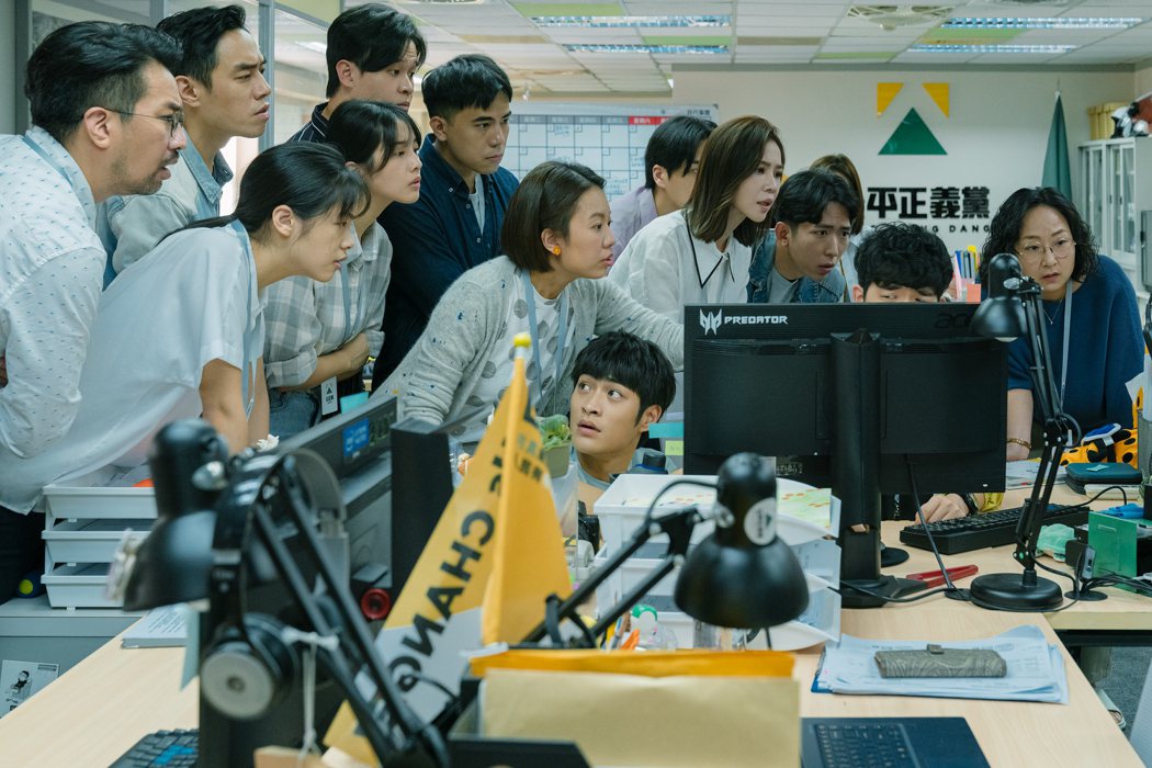 謝盈萱(中)拍「人選之人-造浪者」辦公室場景，組員擠在電腦前「不知看啥」，讓她覺得有趣。圖／Netflix提供