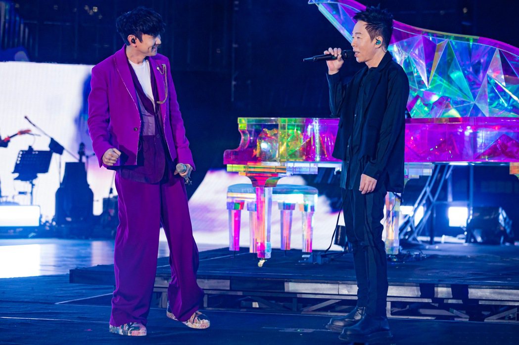 林俊杰（左）日前在香港开唱，请来黄贯中担任嘉宾。图／JFJ Productions提供