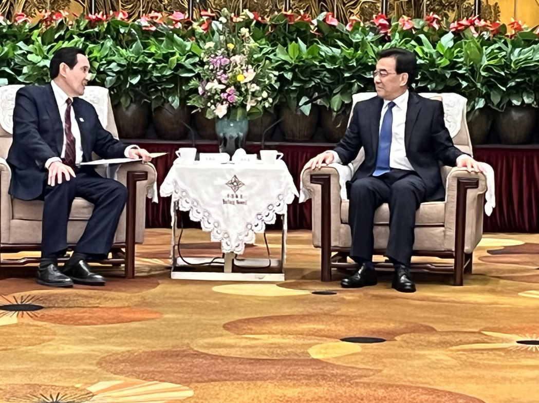 馬英九前總統（左）會見江蘇省委書記信長星（右）時表示，兩岸要建立互信，才能夠避免...