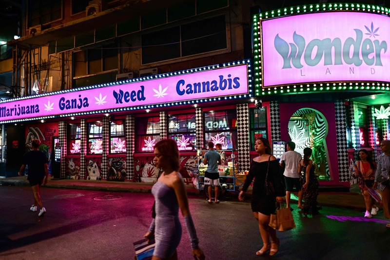泰國去年大麻合法化，許多夜店和酒吧都可以買到含有大麻的產品。法新社