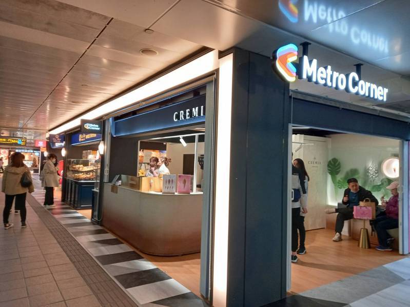 台北車站Metro Corner微型商場設置在站外，是根據旅客需求增加部分伴手禮商店。記者鍾維軒／攝影