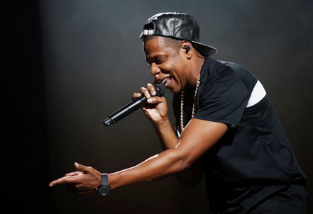 Jay-Z不到四年前就已是全球首位億萬富豪的饒舌歌手，但他累積其財富的速度絲毫沒有放慢的跡象。連巴菲特都曾誇他「值得學習」。   路透