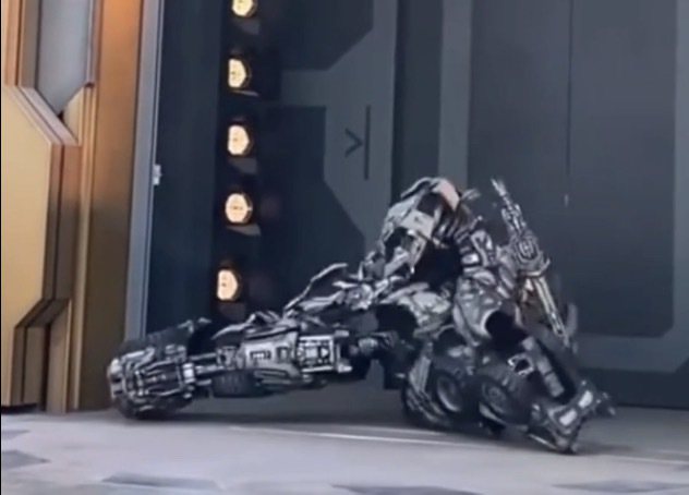 北京環球影城變形金剛主題區機器人「威震天」在退場時摔倒的影片28日在網上熱傳。據...