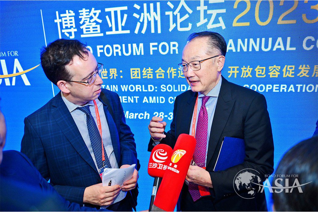 前世界銀行行長金墉（右）28日在博鰲亞洲論壇2023年會「一帶一路：共享發展機遇...