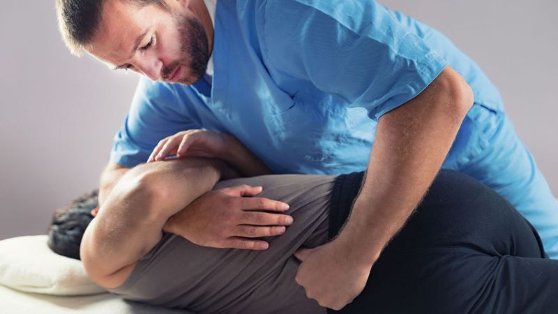 長期低頭久坐、姿勢不正確，造成很多人有腰背緊繃疼痛，甚至脊椎側彎的問題。圖片／Canva