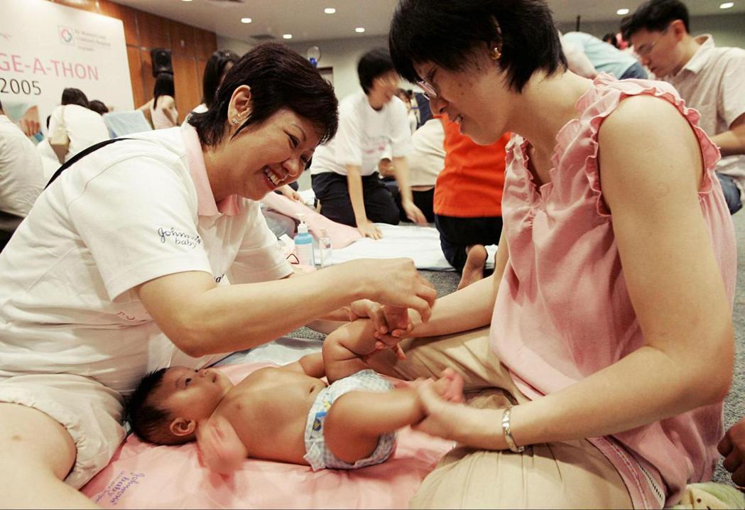 根據計算，一位30歲新加坡女性要生第一胎，將他養育到21歲，需要花費大約56萬新...