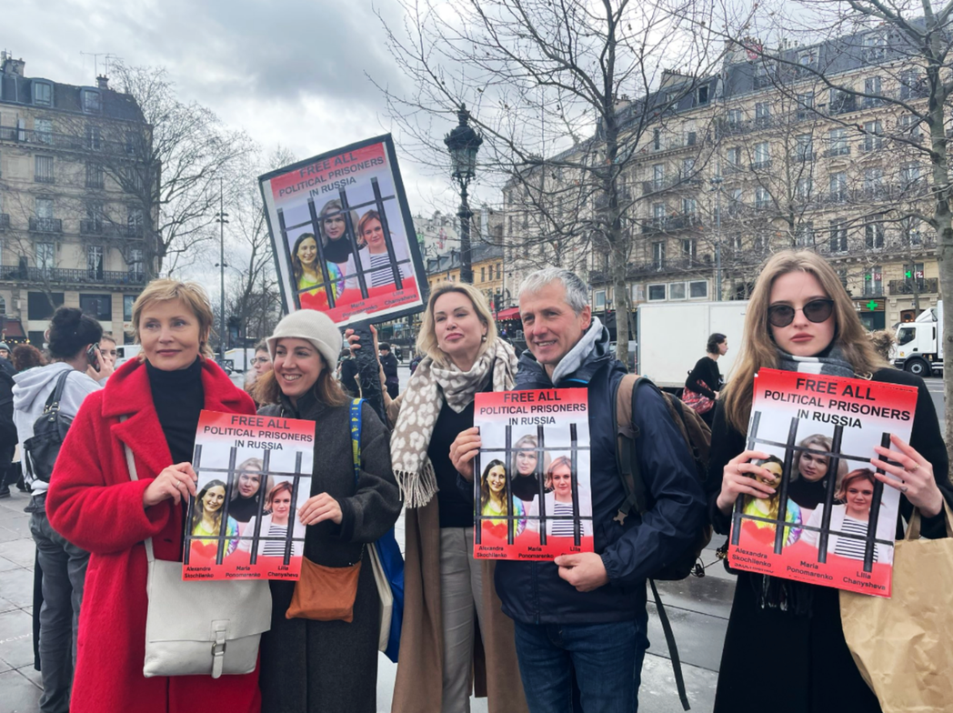 在今年3月8日國際婦女節，瑪莉娜（中）走上巴黎街頭、呼籲俄羅斯釋放境內所有反戰人...