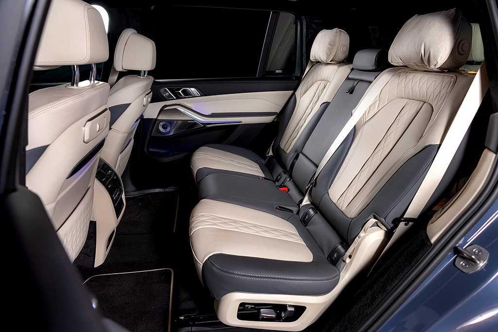 全新BMW X7透過長3,105mm的軸距表現，提供七人乘坐舒適空間，第二排座椅...