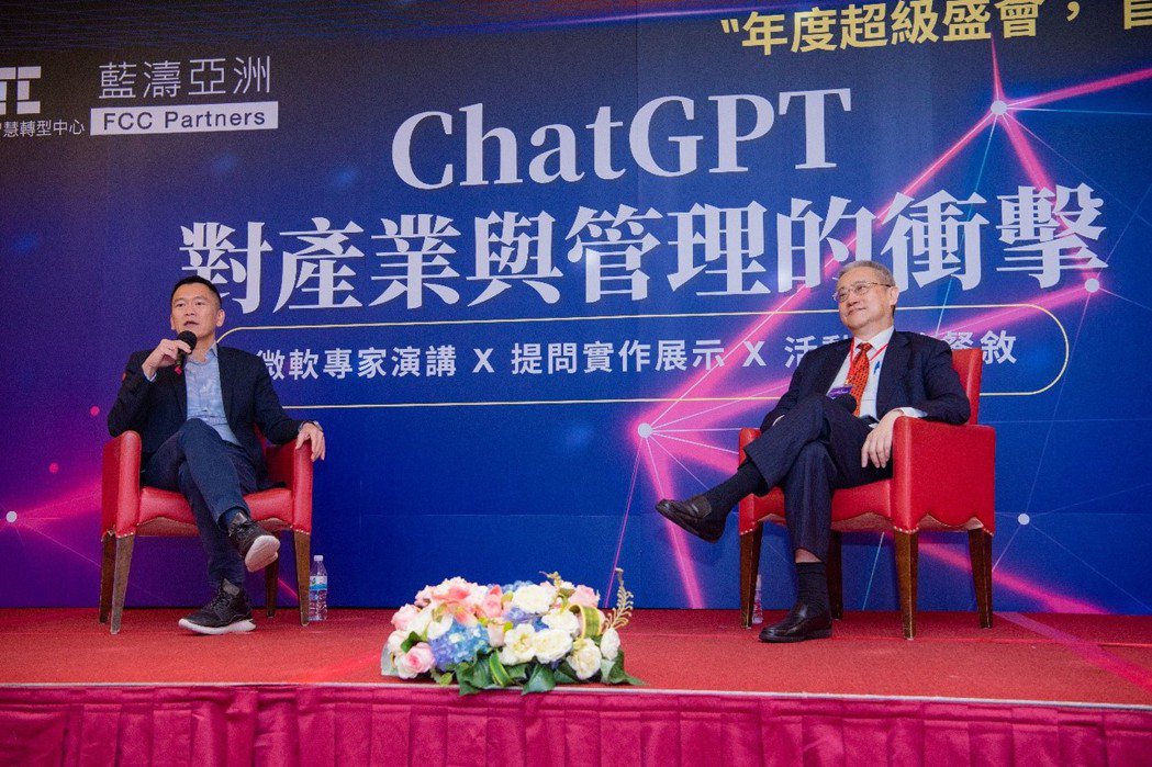 特別專題演講Q&A(從左至右)：微軟總經理卞志祥、東海大學智慧轉型中心執行長黃齊...