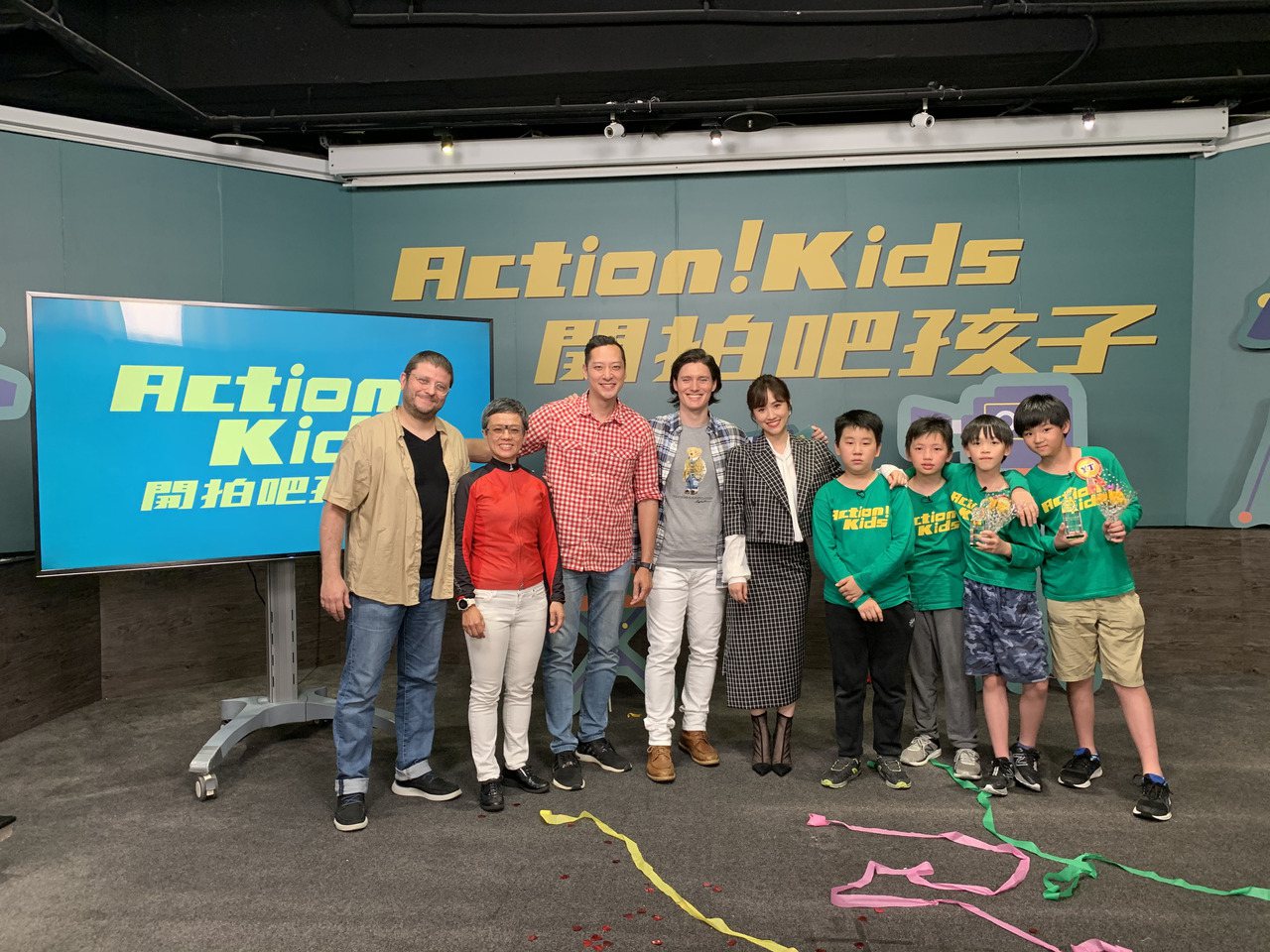 兒童實境節目「開拍吧孩子」2021年開播，找來藝人周厚安（左4）、吳姍儒（左5）主持，設計不同主題，讓孩子們比賽拍攝和剪輯。 圖／過癮科技公司提供