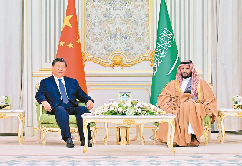 大陸國家主席習近平昨與沙烏地阿拉伯王儲穆罕默德通話。圖為去年十二月八日，習近平（左）在利雅德王宮與穆罕默德舉行會談。（新華社）