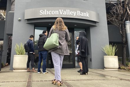 美國近來驚傳矽谷銀行（SVB）和Signature兩家銀行相繼倒閉，第一共和銀行也搖搖欲墜。面對這些新聞，美國不少存款人已將資金從較小型的銀行轉出。美聯社
