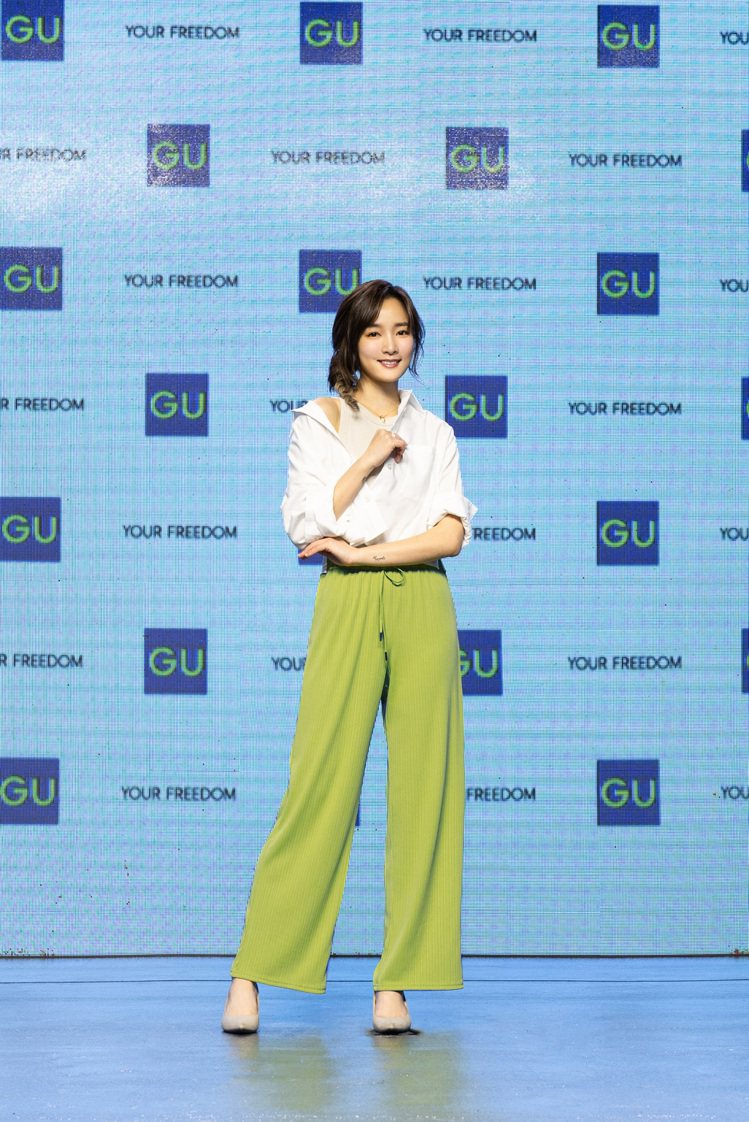 GU宣布女星王淨成為新任品牌好友，並於記者會上演繹羅紋輕便褲。圖／GU提供