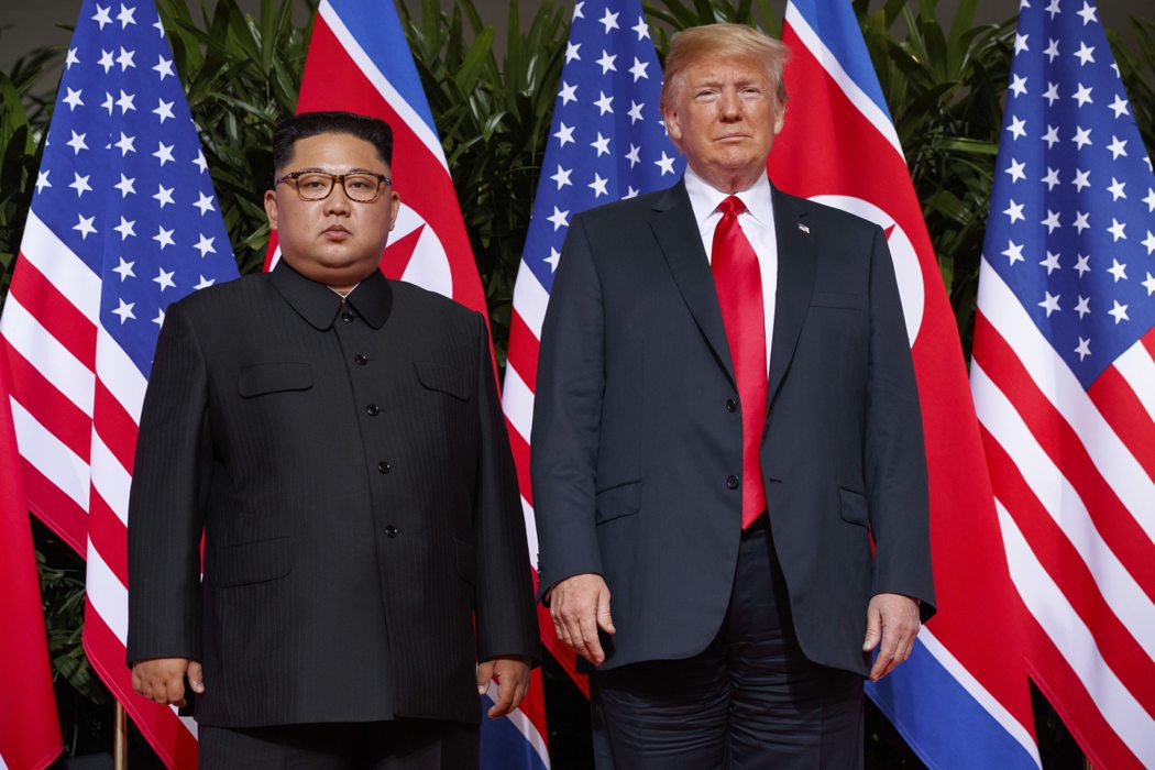 北韓國務委員長金正恩（左）與時任美國總統的川普2018年6月12日在新加坡舉行歷...
